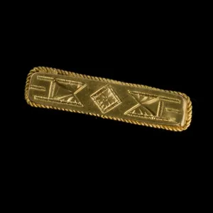 Small Victorian chased and engraved gold vermeil bar pin. pdvc465e