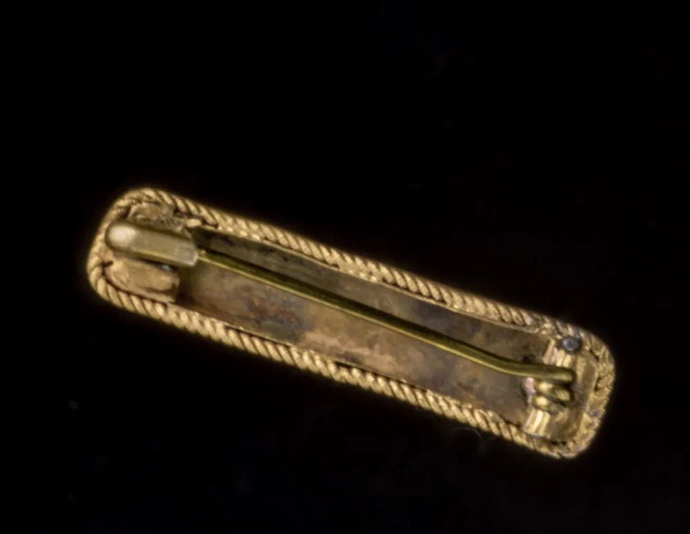 Small Victorian chased and engraved gold vermeil bar pin. pdvc465e